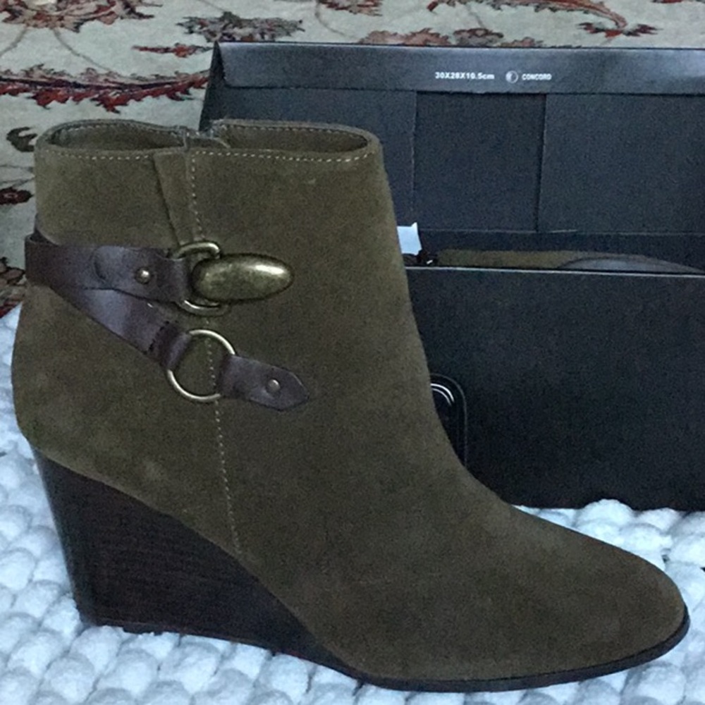 Tahari brown size 8 boots